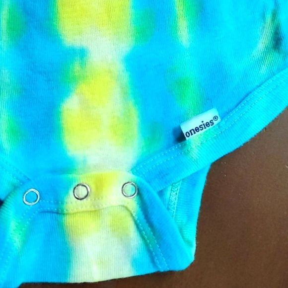 Gerber cotton tie-dye onesie handmade 6-9 months yellow blue - Picture 2 of 4